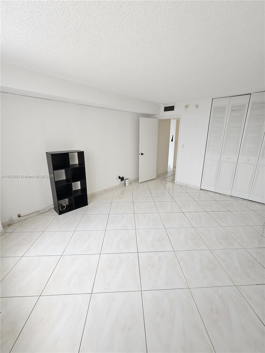WINSTON TOWER 300 CONDO - Residential