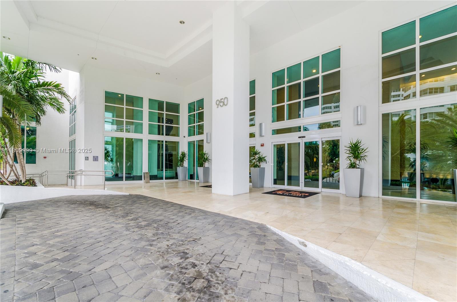 THE PLAZA 901 BRICKELL CO - Residential Lease