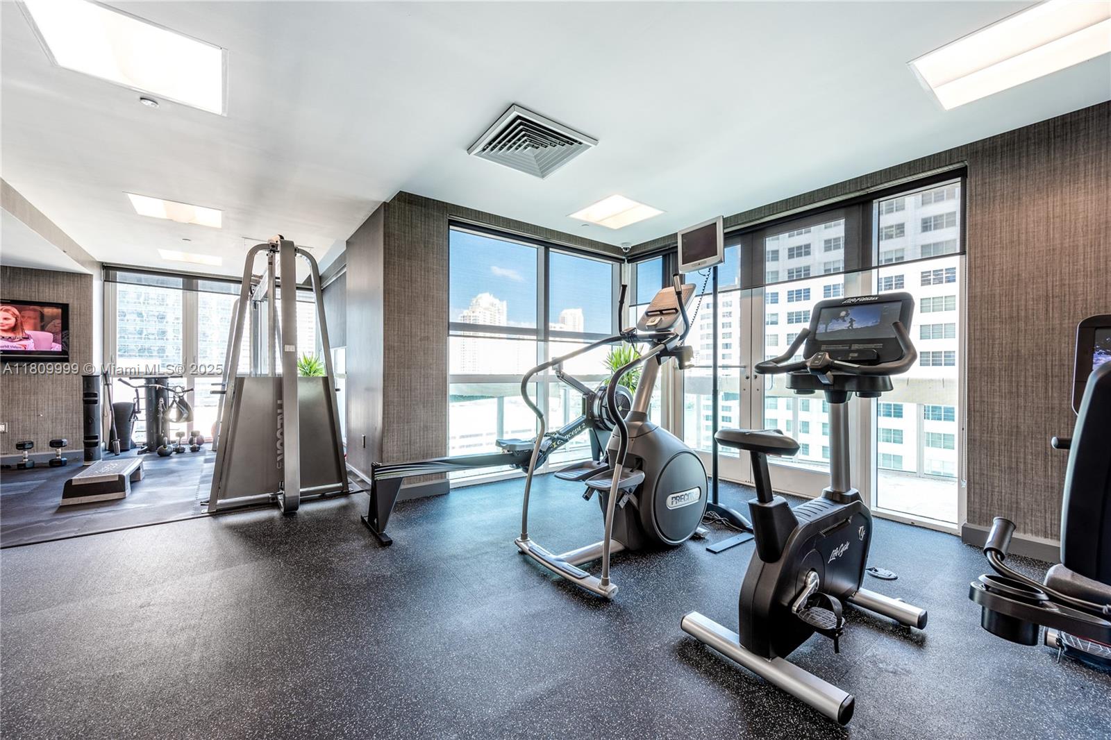 THE PLAZA 901 BRICKELL CO - Residential Lease