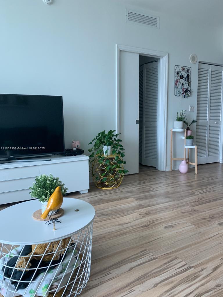 THE PLAZA 901 BRICKELL CO - Residential Lease