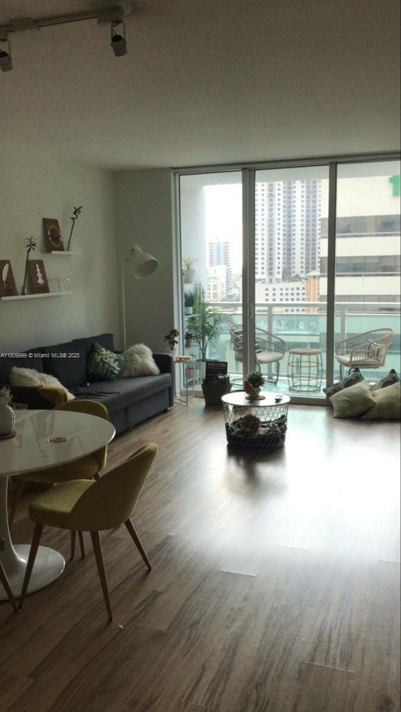 THE PLAZA 901 BRICKELL CO - Residential Lease