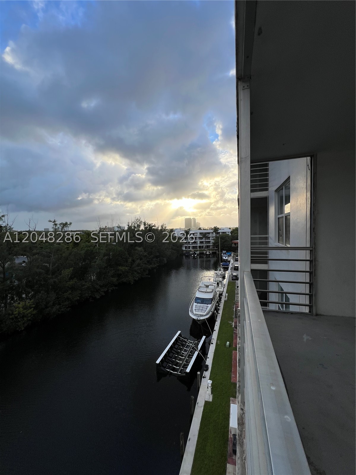 EASTERN SHORES WHITE HOUS - Residential