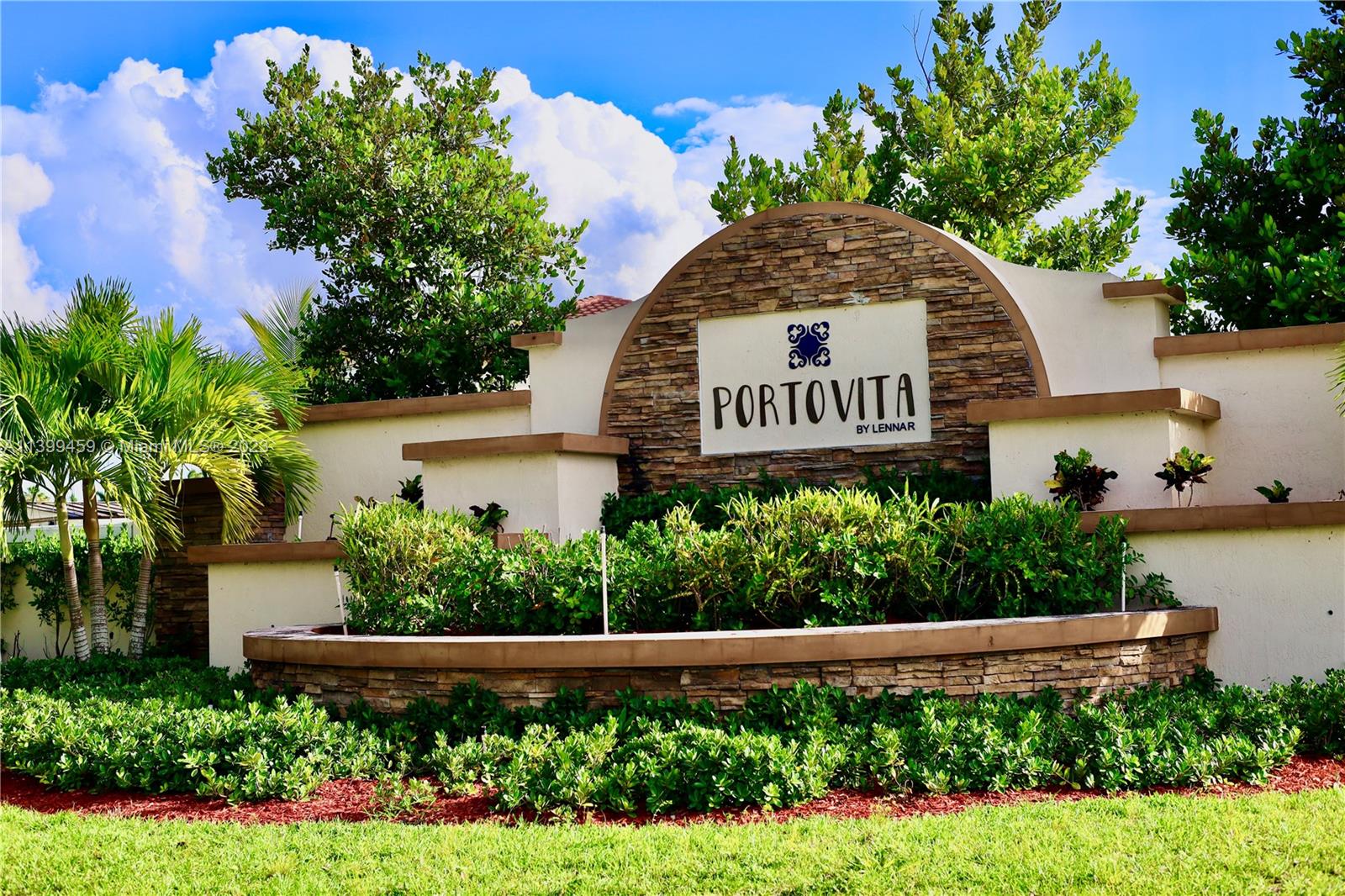 Beautiful two-story house in one of the best and exclusive neighborhoods of Homestead PORTOVITA. Strategically located with access from the Turnpike and very close to Supermarkets, Schools, Pharmacies and multiple stores. It is also very close to the highway to the Florida Keys.