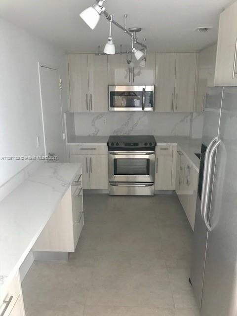 GABLES WATERWAY TOWERS CO - Residential Lease