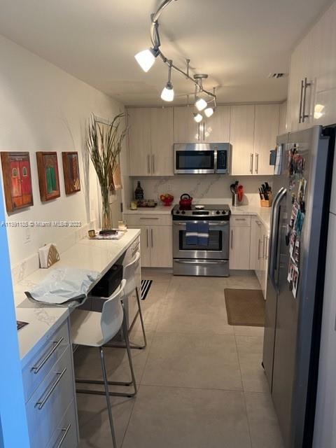GABLES WATERWAY TOWERS CO - Residential Lease