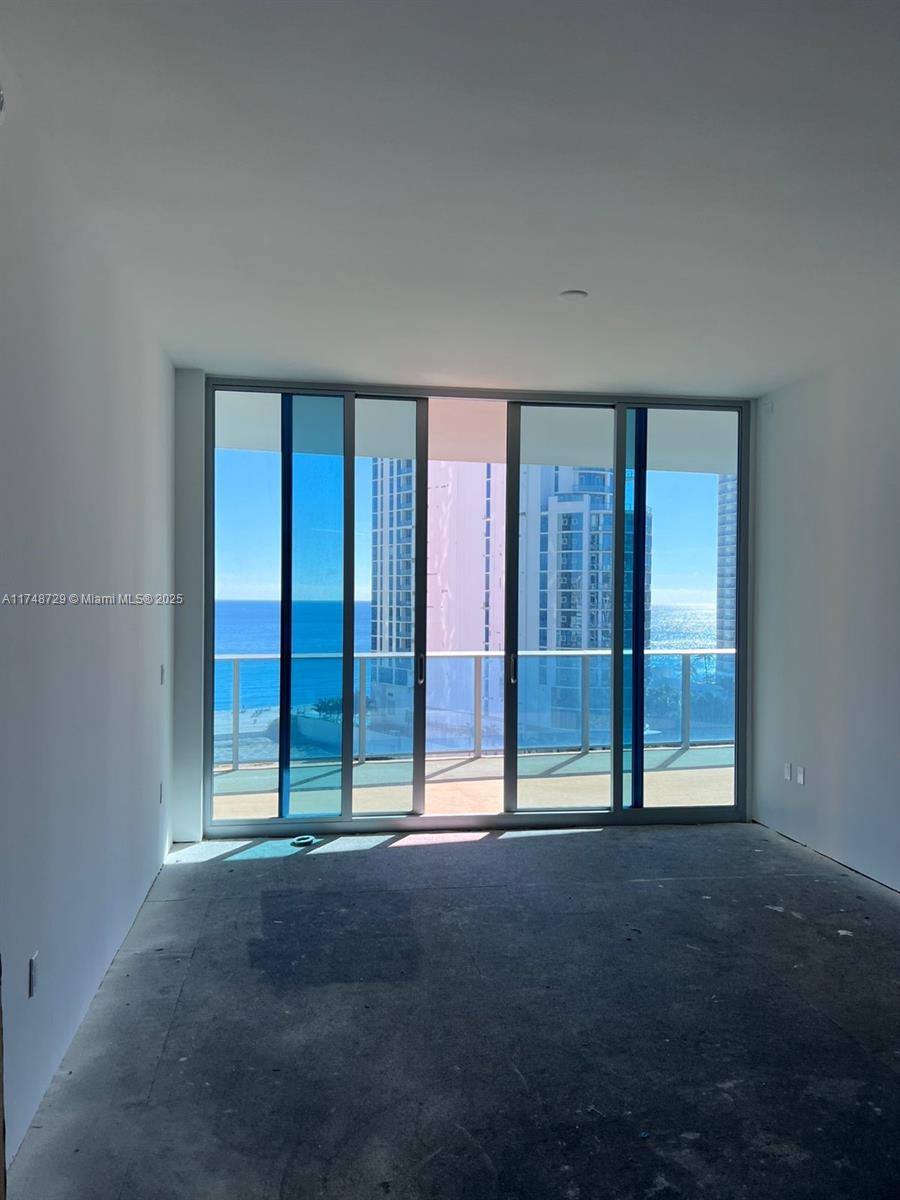 AURORA CONDO - Residential