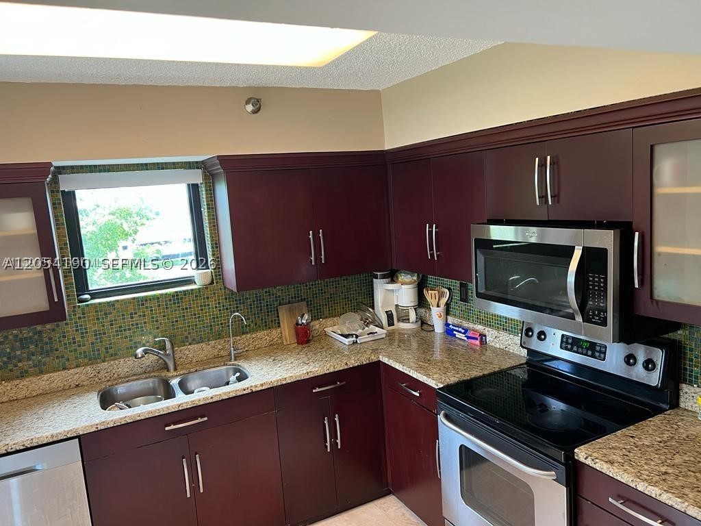 PARC CENTRAL AVENTURA SOU - Residential Lease