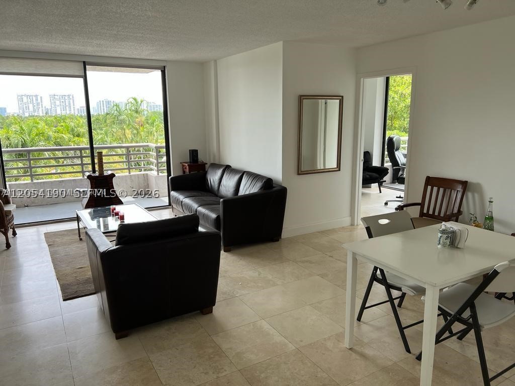 PARC CENTRAL AVENTURA SOU - Residential Lease