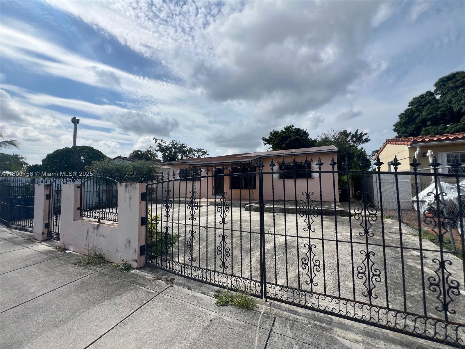 This well-located 3-bedroom, 1-bathroom single-family home just minutes from Downtown, Midtown, the airport, and more is centrally positioned for maximum convenience, this property offers easy access to major highways, shopping, dining, and entertainment.
Step inside to find a cozy and functional layout, perfect for first-time buyers or investors. The spacious, fenced-in patio is ideal for outdoor entertaining, weekend barbecues, or simply relaxing in privacy. The concrete driveway provides ample parking and room to park a boat or recreational vehicle. The seller does not accept blind offers or escalation clauses.
