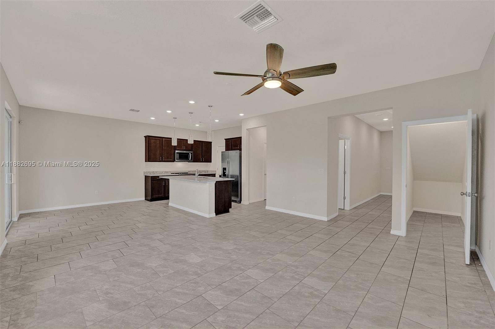 HILLCREST COUNTRY CLUB SO - Residential Lease