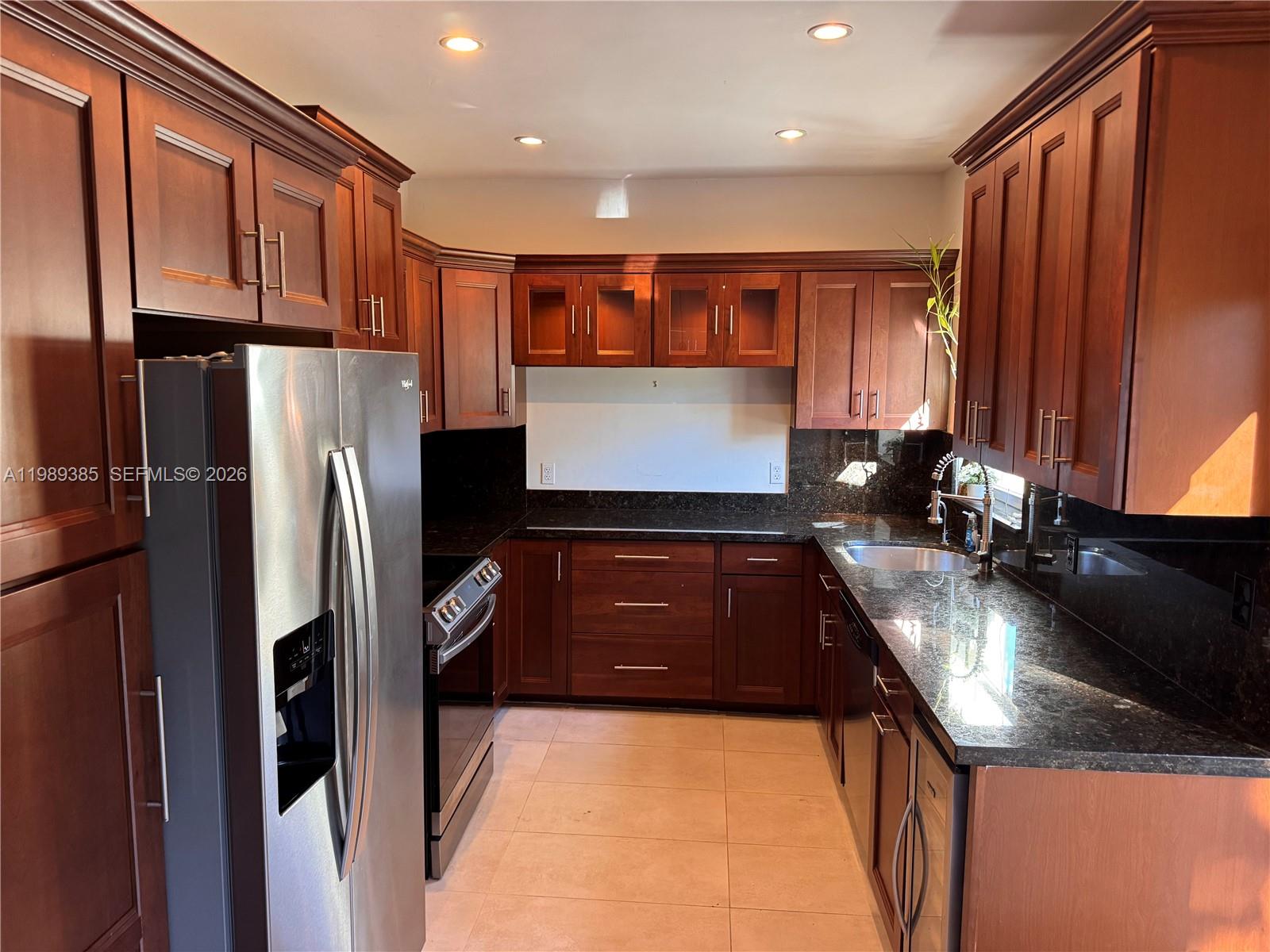 Cozy house. 3 bedhrooms and 1bathroom.Renovated kitchen.Tile and wood floors.Impact doors an windows.Enjoy the backyard space for pool ,storage shed .One car garage.Near to downtown and the beach. Quiet neighborhood.