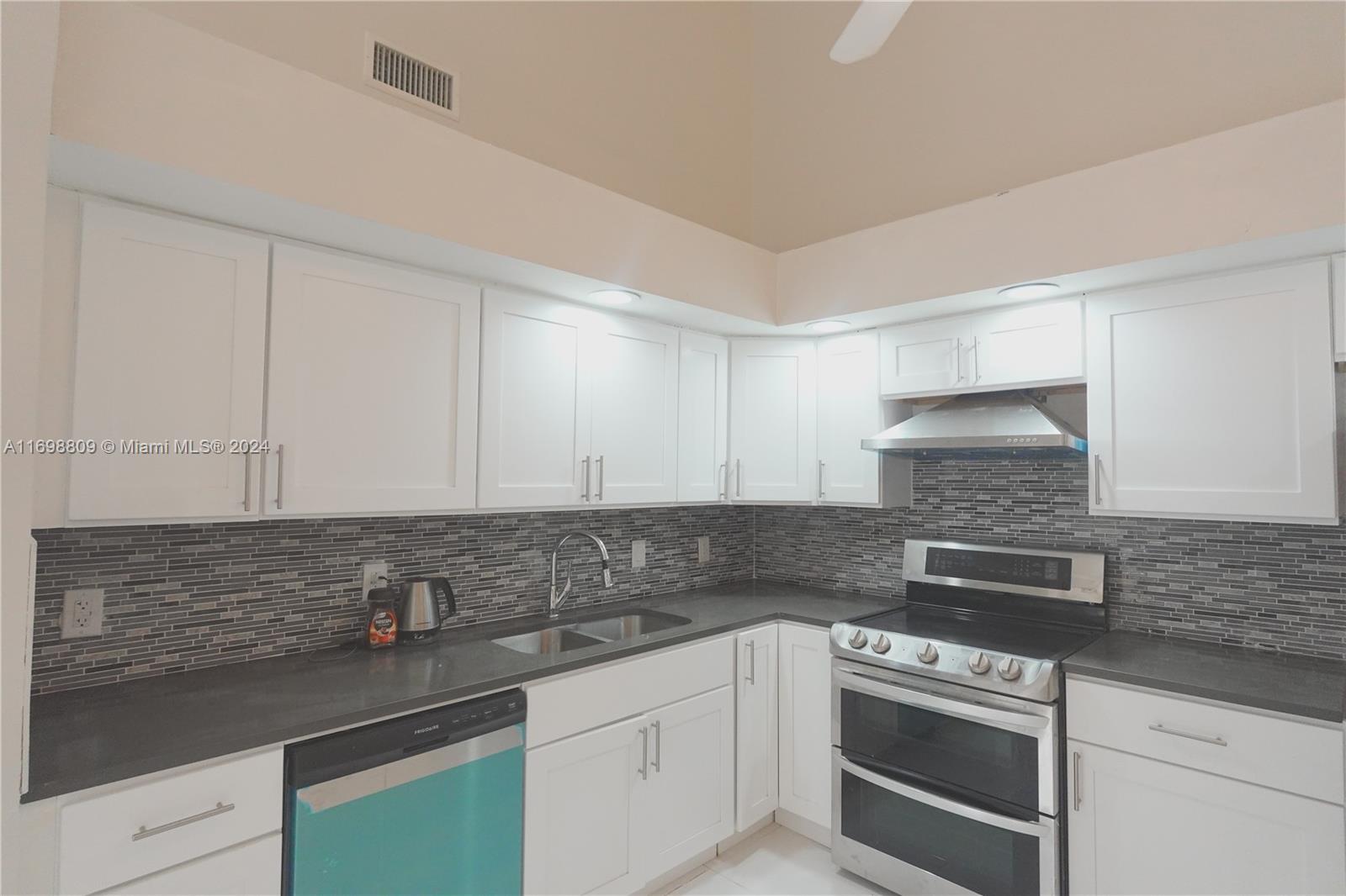 VILLAS DE LA COSTA CONDO - Residential Lease