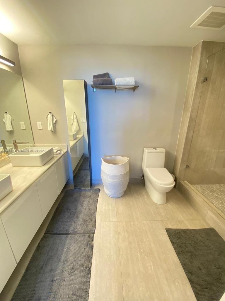 BLUE CONDO - Residential Lease