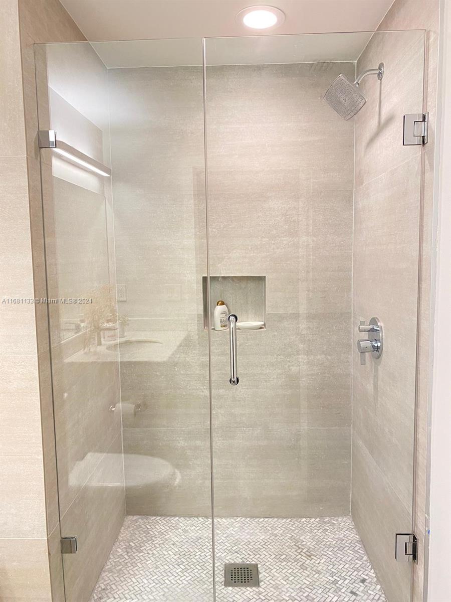 BLUE CONDO - Residential Lease
