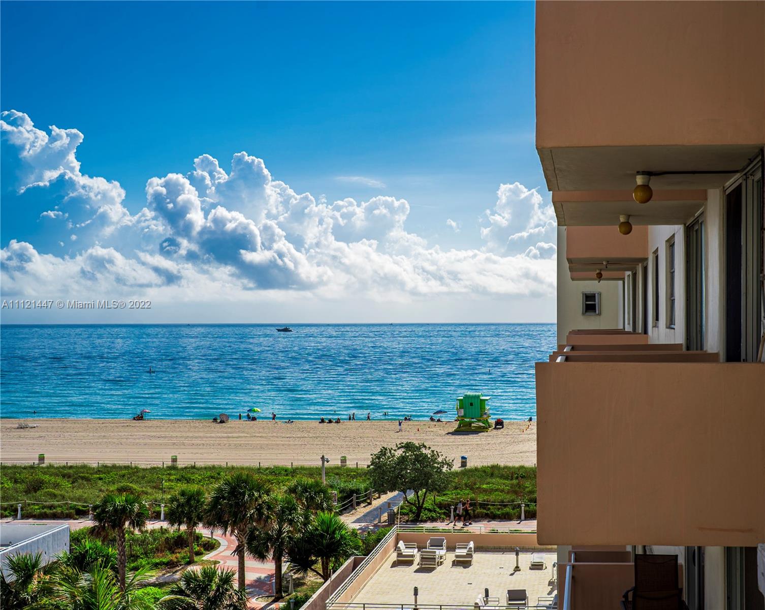 Beautifully renovated spacious residence in Ocean Point - right on the ocean in the coveted South of Fifth community . This residence has new floor, new master bathroom with
rain shower, new AC unit, new tankless water heater and more. Amazing ocean views from living room & terrace. Ocean Point is an established oceanfront community with its own
gym and social room, oceanfront swimming pool with large lounge terrace 1 min walk from the sand beach South of Fifth. Great pied-à-terre or simply an investment. Possibility to
purchase fully furnished