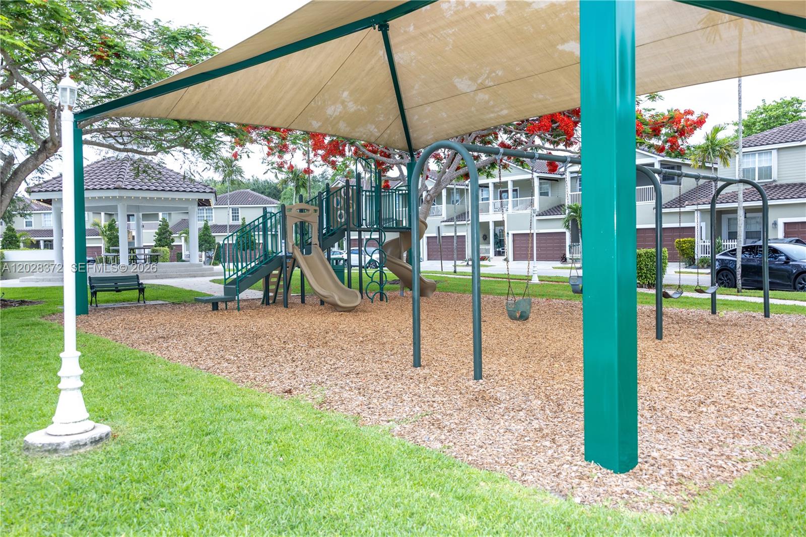 KENSINGTON MANOR - Residential