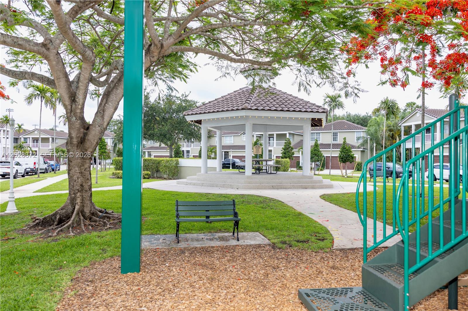 KENSINGTON MANOR - Residential
