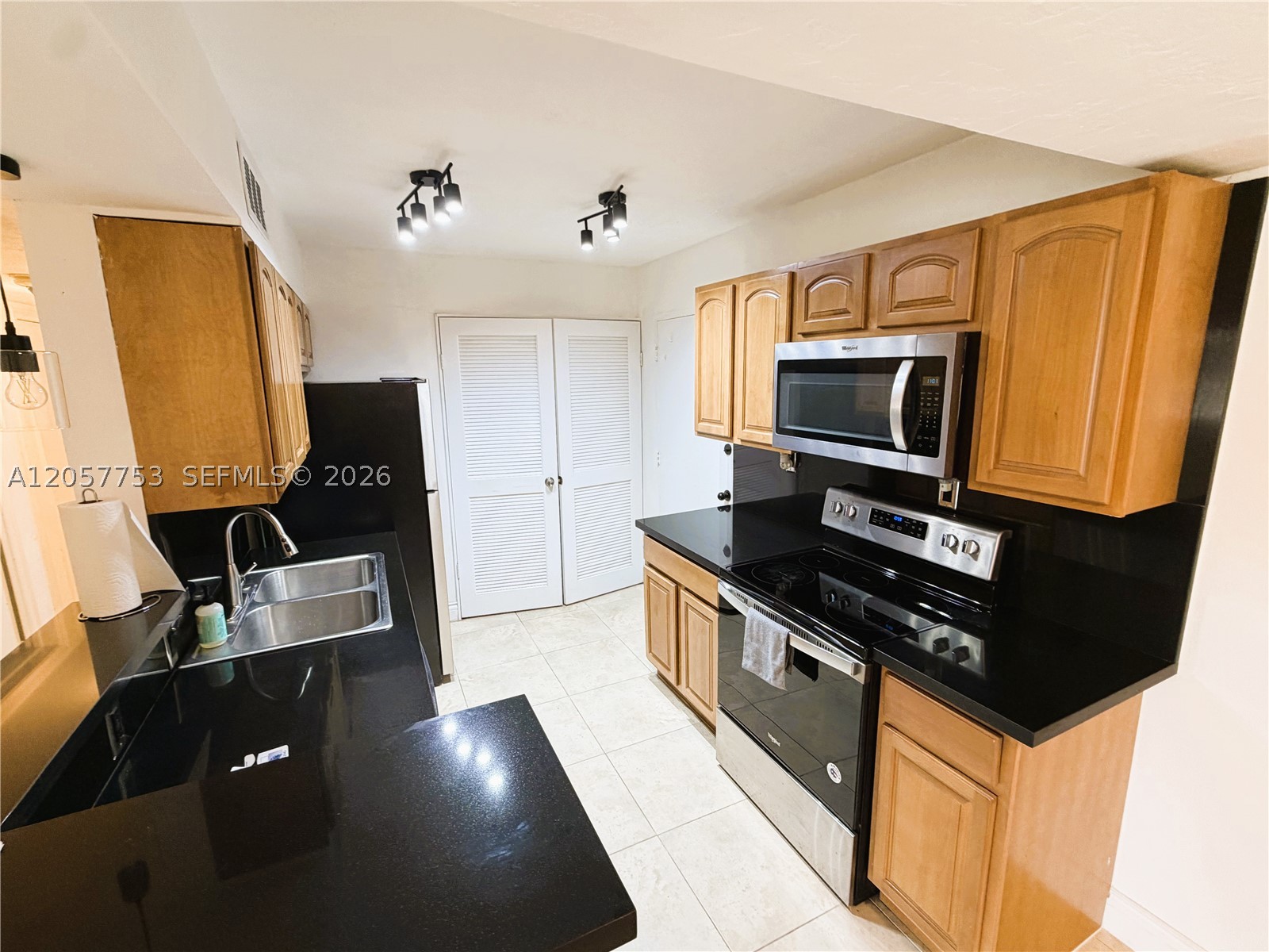 DADELAND CAPRI CONDO - Residential