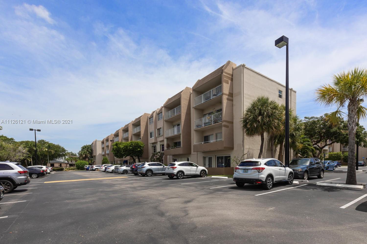 Cute, cozy and clean 1/1 in popular Kings Creek South. Nice balcony. Close to shops, dining, transportation as well as Dadeland Mall! Plenty of closet space inside. Foyer entry. Enjoy community amenities such as pool area, gym and laundry facilities. Property is tenant occupied and has limited showing schedule.  Agents see brokers remarks for showing schedule.  Property should be available for move in first week of January. Pictures are from when unit was vacant.