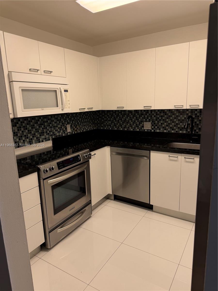Spacious 1/1  plus den, w/washer-dryer inside. Located in most desirable community of Kings Creek West, walking distance to Downtown Dadeland, Metrorail and Baptist Hospital. Low density community w/lots of parking.   
WONT LAST!