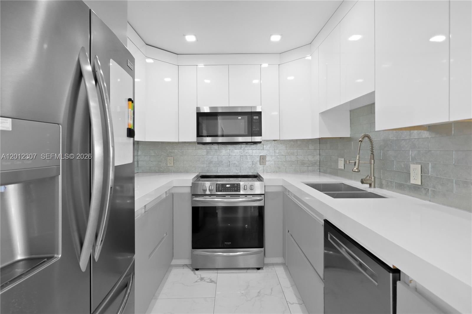 BREATHTAKING VIEWS OVERLOOKING THE GOLF COURSE, CITY AND OCEAN!! FULLY RENOVATED 2/2 CONDO LOCATED IN THE HEART OF AVENTURA, RIGHT OFF THE TURNBERRY GOLF COURSE! BRAND NEW KITCHEN CABINETS WITH GRANITE COUNTERTOPS AND SS APPLIANCES. COMPLETELY RENOVATED BATHROOMS WITH NEW 1 PIECE TOILETS AND FLOATING VANITIES, PORCELAIN TILE THROUGHOUT THE ENTIRE APT. LOTS OF STORAGE! BUILDING OFFERS MANY AMENITIES INCLUDING POOL, GYM, SAUNA, 24/7 SECURITY, ETC. MOVE IN READY. MUST SEE!!! CANNOT BE RENTED FIRST 2 YEARS