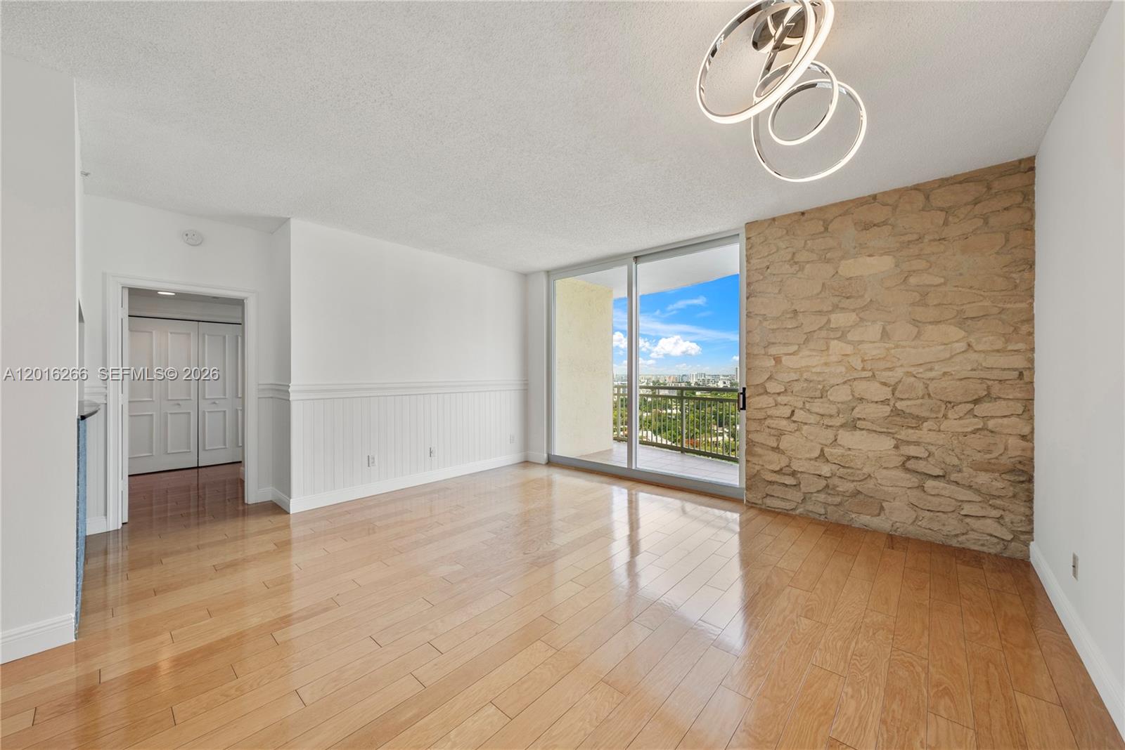 THE METROPOLITAN CONDO - Residential