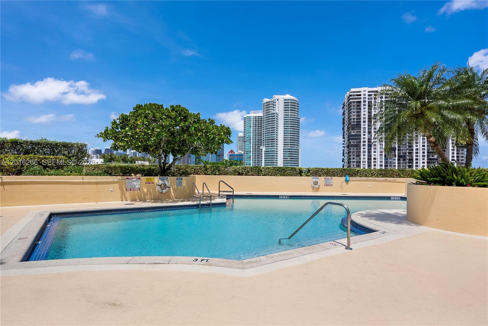 THE METROPOLITAN CONDO - Residential