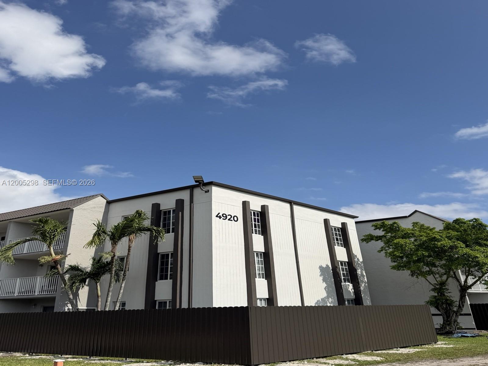 Attractive 1 bedroom, 1 bathroom condo located in the heart of Doral and close to all the amenities. Features an open and functional floor plan with a balcony overlooking the fitness center an pool.