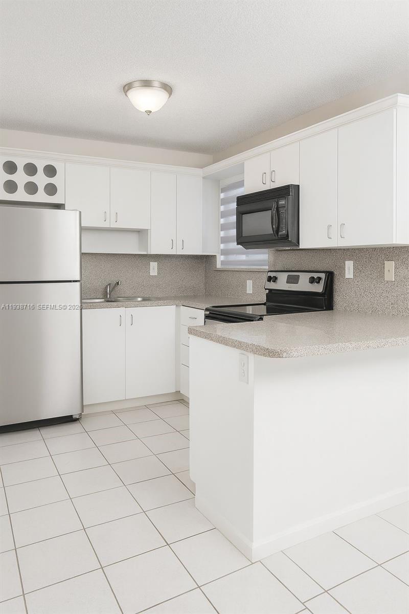 Fantastic location! Bright and spacious 2-bedroom, 2.5-bath townhouse in a quiet and well-maintained
neighborhood. This home features an open floor plan with plenty of natural light, tile floors throughout, and a fullsize washer and dryer for convenience. The half bath on the main level is perfect for guests. This condo is an excellent opportunity for investors.