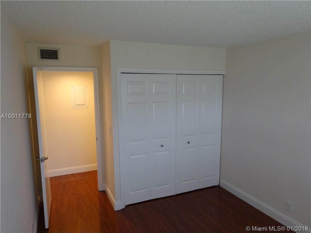 Racquet Club Apts 8 - Residential Lease