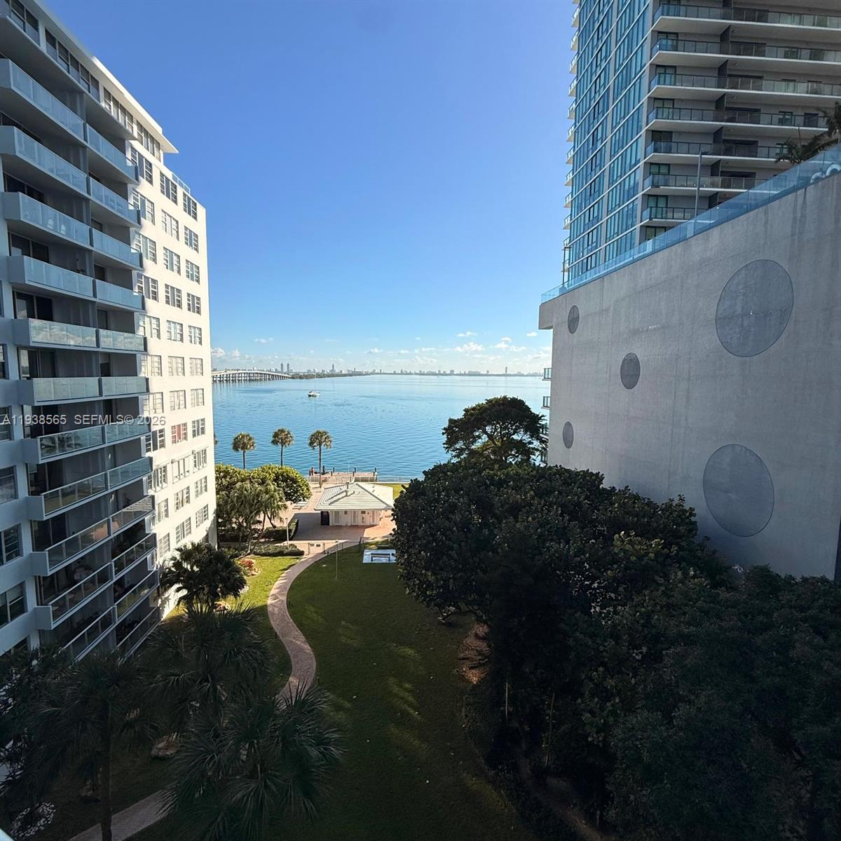 Completely remodeled 1-bedroom, 1-bathroom unit featuring an outstanding open kitchen with high-end appliances and premium finishes throughout. Enjoy the best water vibes from this beautifully updated apartment.
Located in the heart of Edgewater, just minutes from Midtown, Wynwood, and the Design District.
this gated community provides 24/7 security, a heated Bayfront pool, BBQ area, tennis court, stylish party room, and laundry facilities on every floor. No construction in the building—move right in and start enjoying Miami’s premier waterfront lifestyle. 1 Parking assinged.