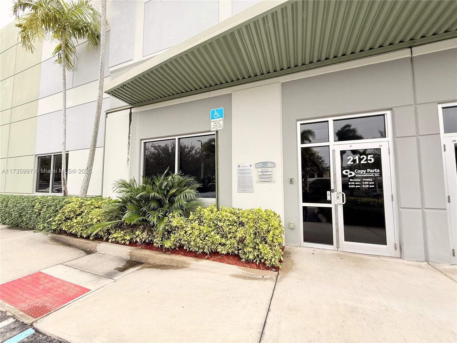 Take advantage of this excellent opportunity !! 2 offices for rent of approximately 100sqf each. located on the ground floor. Capacity for 2 people. 
Rent includes: 2 parking spaces, internet, electricity, water. The area is shared with approximately 4 other offices. The common area includes 2 bathrooms, a small reception. A calm and friendly environment. The schedule is from 7:30 am to 8:00 pm. They can also enter the area on Saturdays until 1:00 pm. There is always the possibility of having access outside of these hours and it will be opened electronically. Great location near Dolphin Mall and highways.