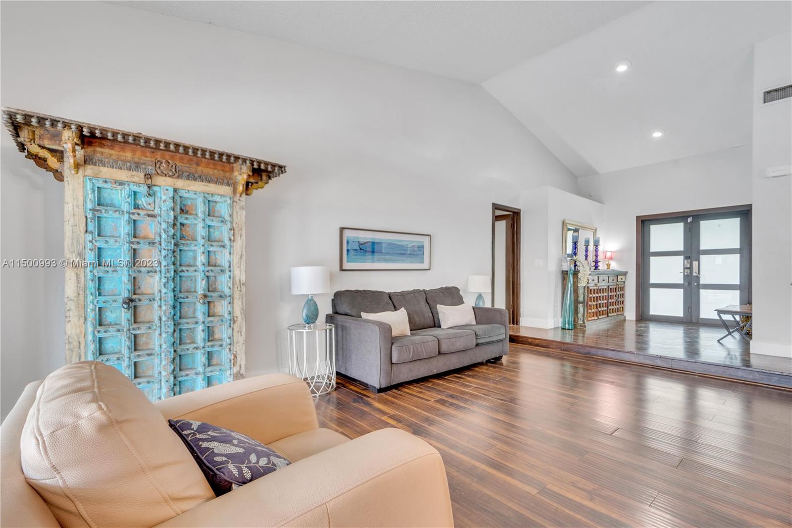 SHORES CALUSA - Residential Lease