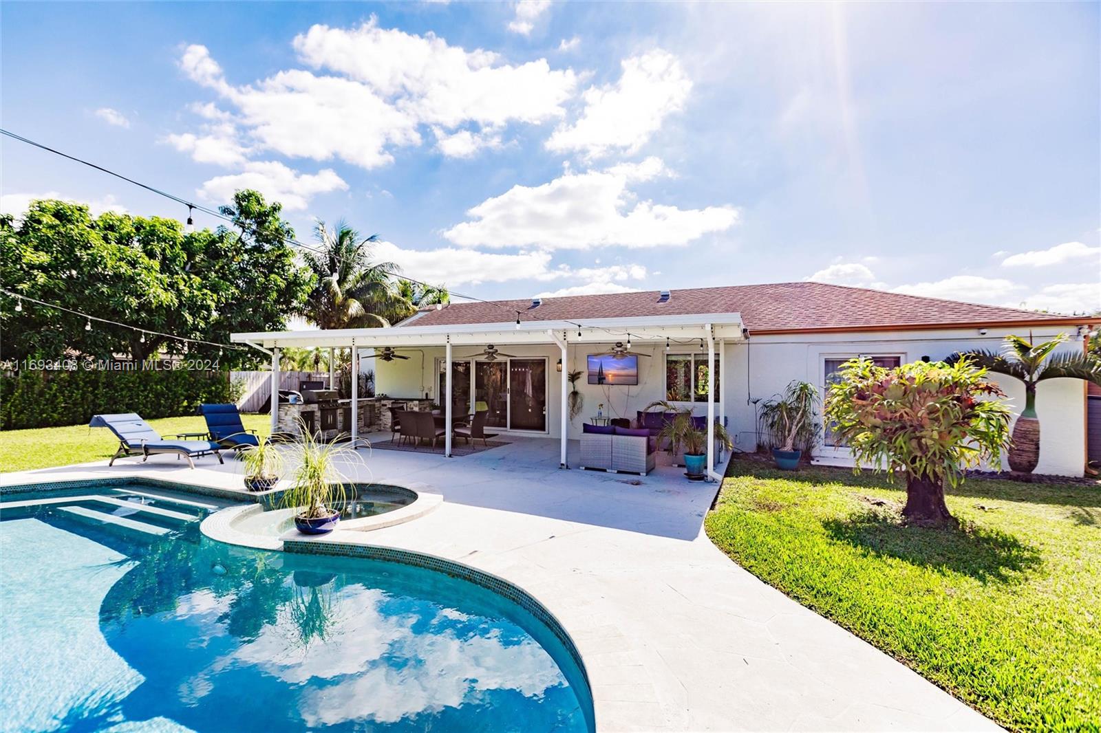 WEITZER SHAUNA MEADOWS SE - Residential Lease