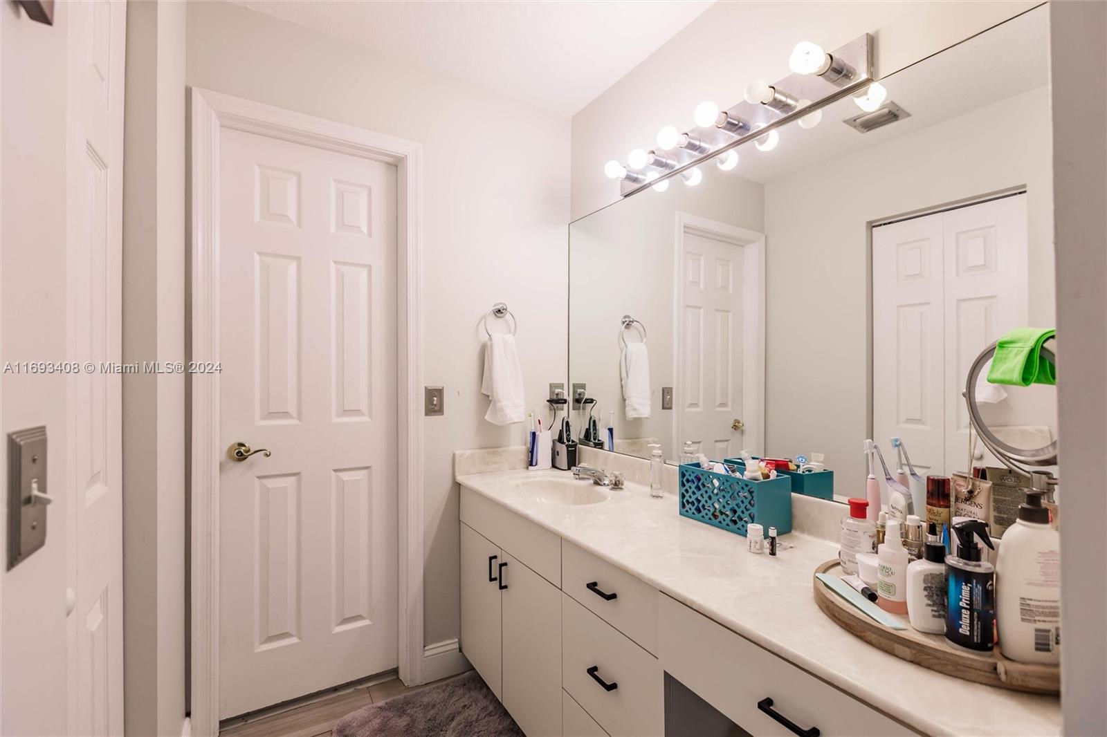 WEITZER SHAUNA MEADOWS SE - Residential Lease