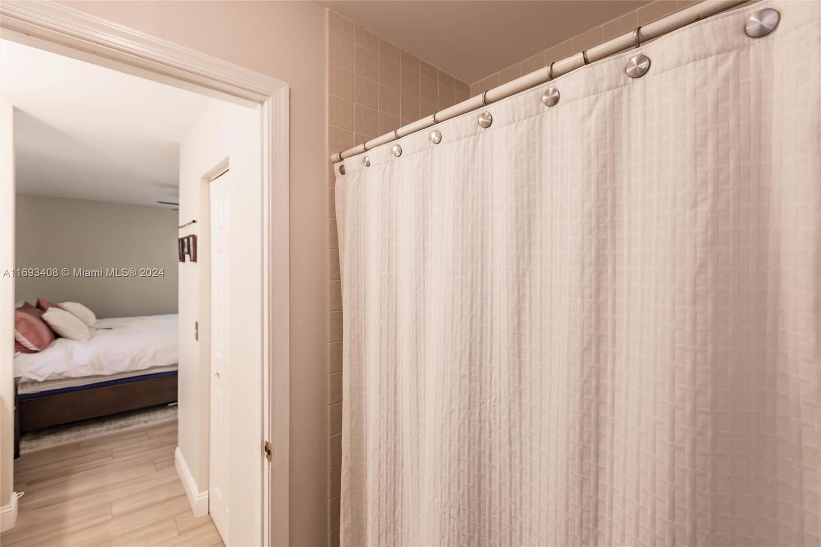 WEITZER SHAUNA MEADOWS SE - Residential Lease