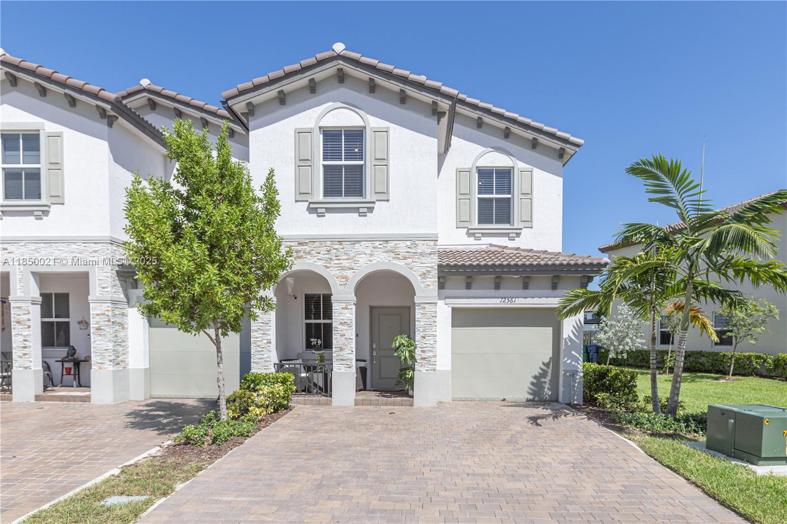 Elegant Corner Townhouse with Lake View in the Exclusive Westview Community !!!
Welcome to this stunning corner townhouse, the largest 3-bedroom model in the desirable gated community of Westview. With 1,827 SqFt of living space and a beautiful lakefront location, this home offers comfort and style.The main floor features an open-concept layout with a modern kitchen, quartz countertops, stainless steel appliances, and a private garage.Upstairs, the primary suite includes a walk-in closet, double vanity, and a spacious walk-in shower.
Enjoy resort-style amenities: clubhouse, pool, fitness center, kids’ playground, dog park, and 24/7 security.A perfect combination of design, functionality, and location.
Don’t miss this opportunity!!!