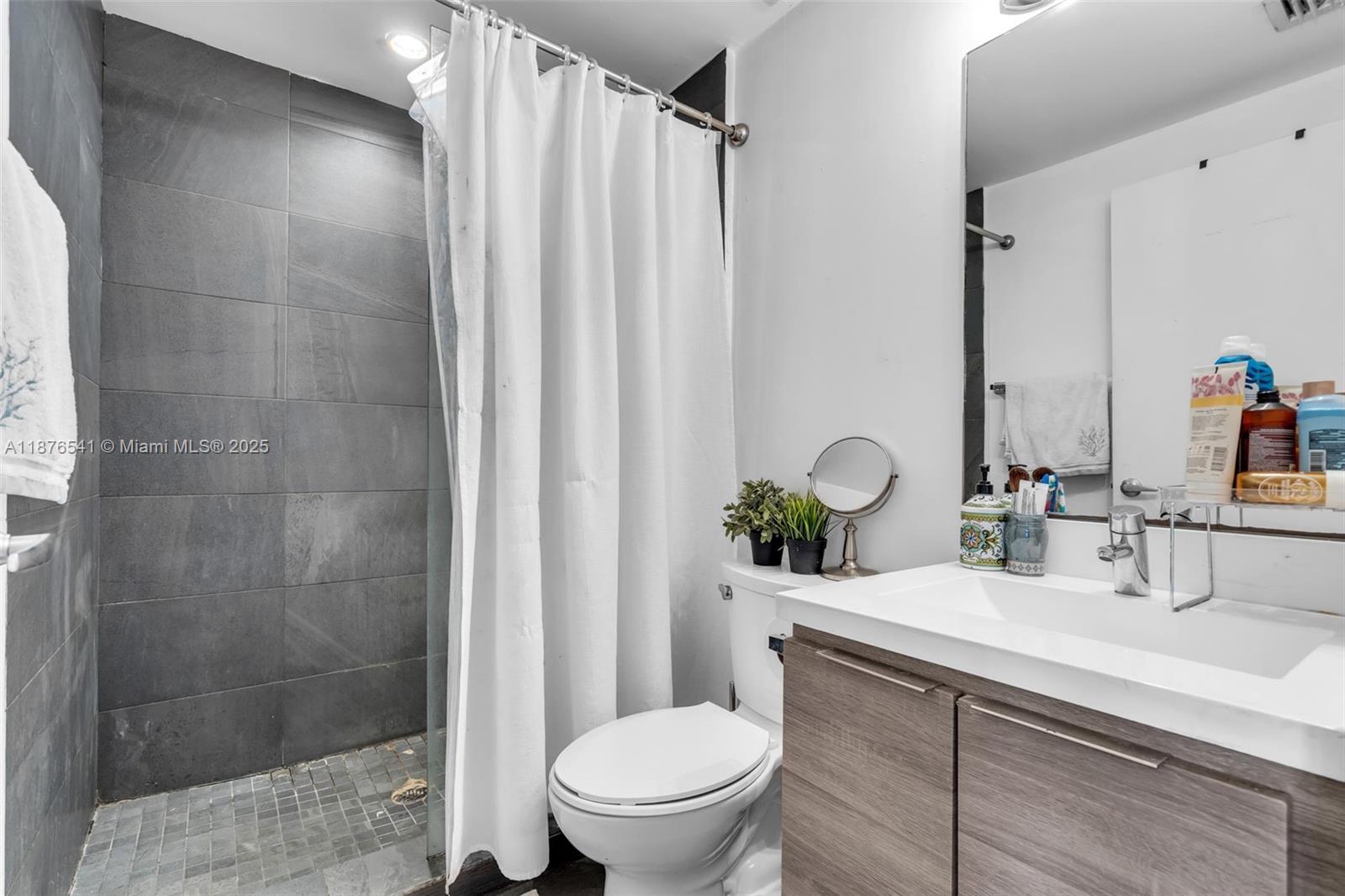 EVA CONDO - Residential Lease