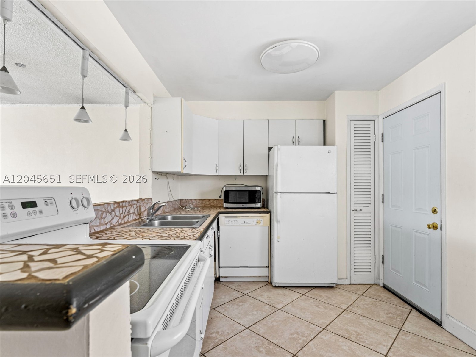 FIRST FORUM CONDO - Residential