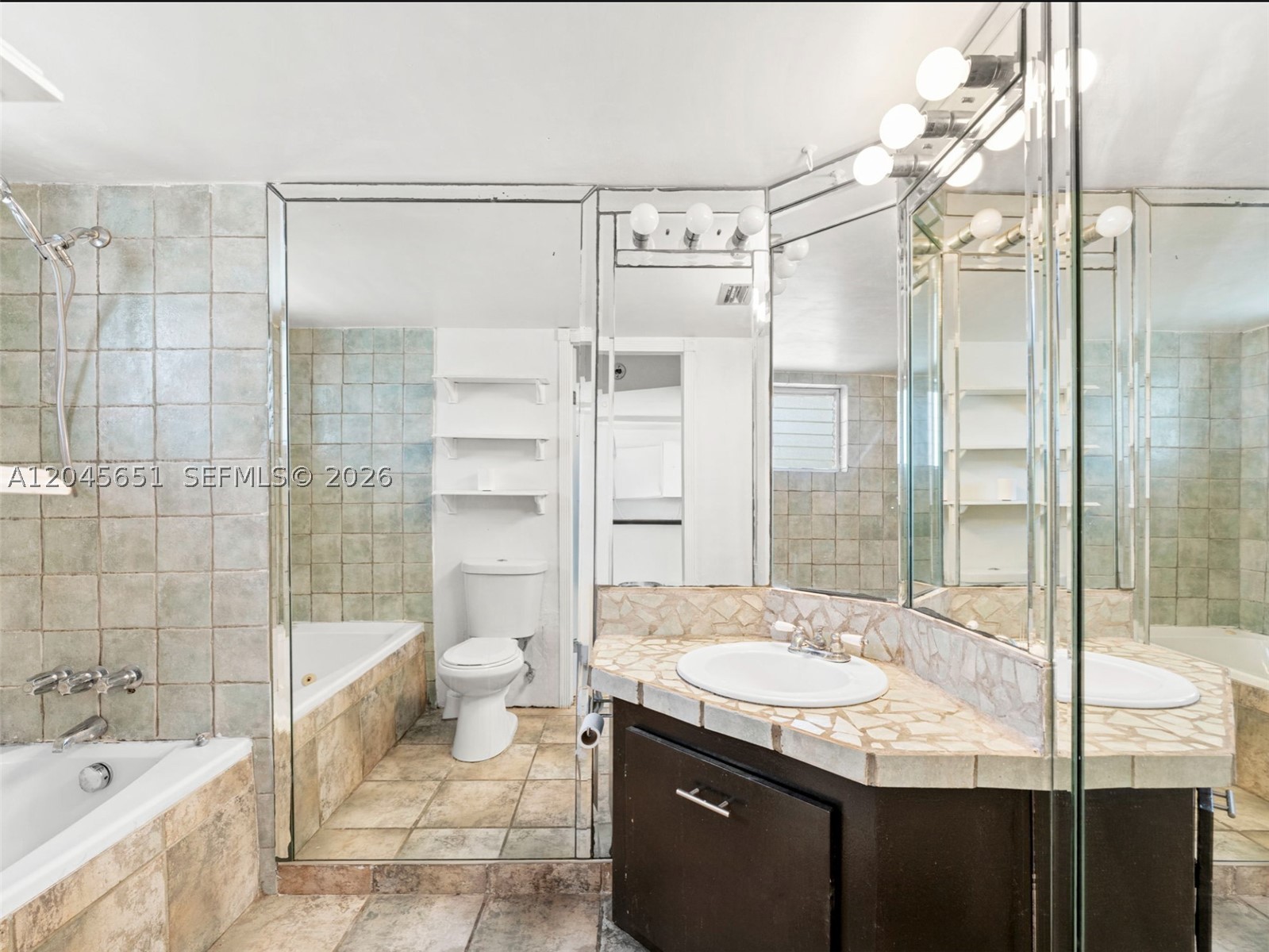FIRST FORUM CONDO - Residential