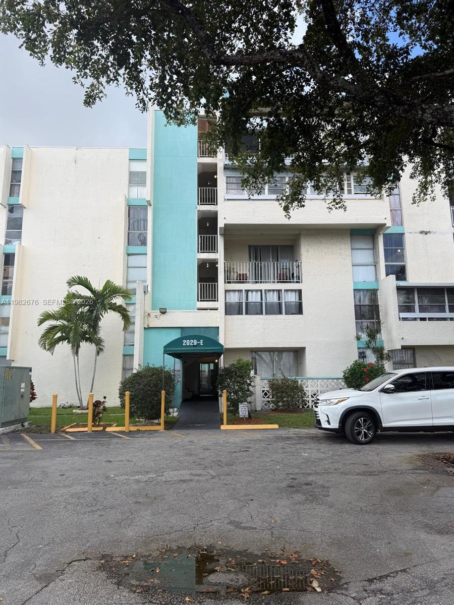 Amazing Investor Opportunity CASH ONLY— Offering 9% ROI! Unit approved for Section 8! Tenant pays $1,650/month with lease expiring in December. The community has no rental restrictions, making it an ideal investment. Common laundry facilities on each floor provide added convenience. Turn-key investment — buy today and start earning tomorrow!