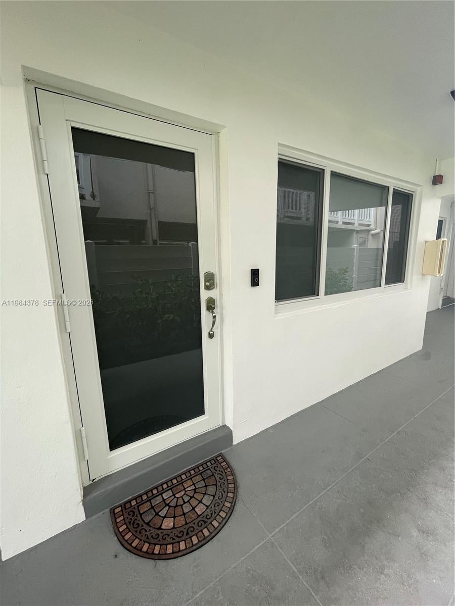 Small but luxurious apartment on a main street in Miami Beach, featuring one bedroom and one modern spa-like bathroom.
Open-concept design, premium kitchen finishes, and abundant natural light. Ideal for an elegant and private lifestyle. The property is currently rented, please do not disturb. The HOA has reserves.