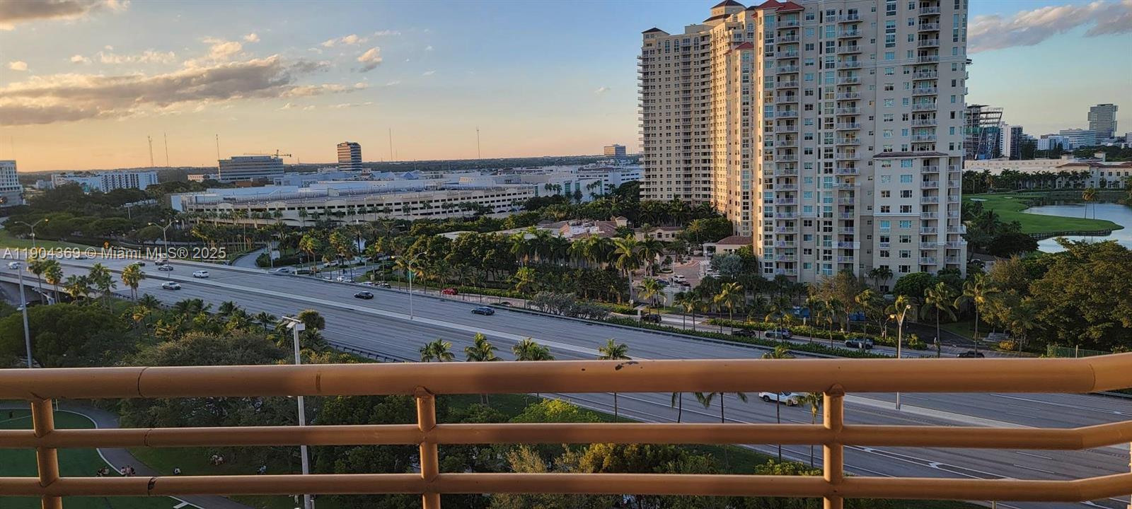 Spacious unit with great city and sunset views! 
2 bedrooms, 2 bathrooms, split level with a nice kitchen with a new fridge, new dishwasher, and the owner is in the process of installing a new AC unit. Full amenity building, Security 24 hrs, 2 heated lagoon pools, and a jacuzzi. There is also a 24-hour valet service, a concierge, a fitness center with saunas, a volleyball court, and a club room. The unit comes with one assigned parking space.
Ideal for investors! Premium location with an excellent tenant in place, and reasonable HOAs.