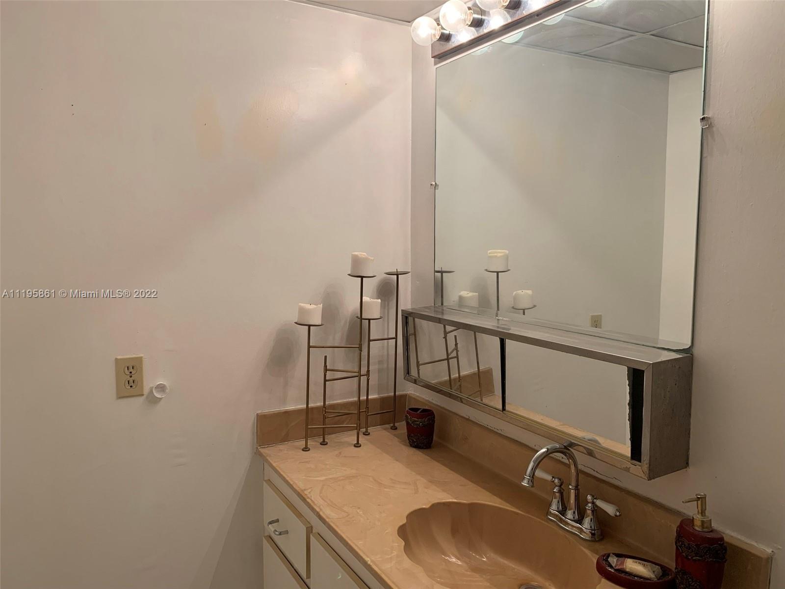 SOMERSET AT LAUDERDALE LA - Residential Lease