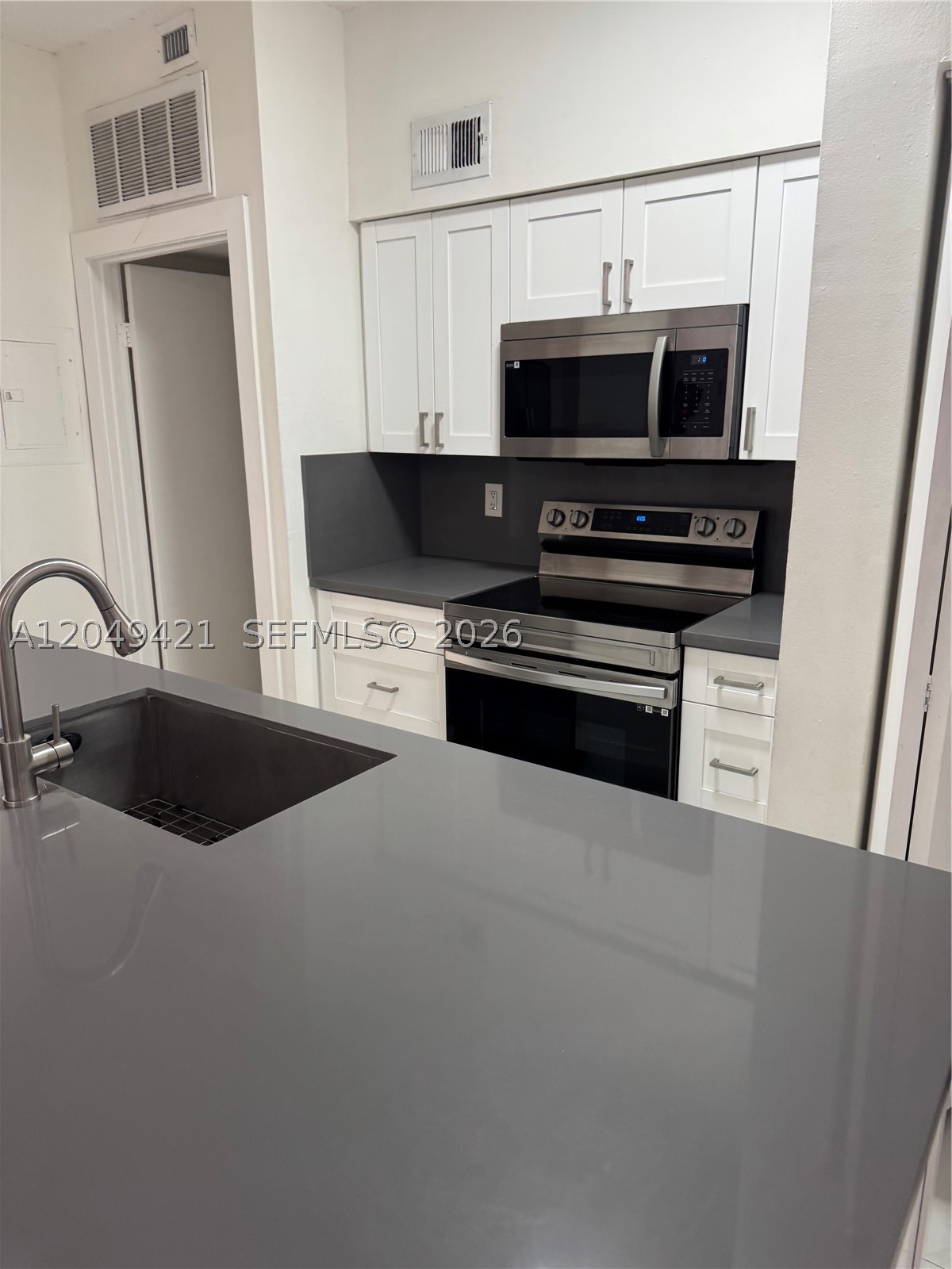 LA HACIENDA COUNTRY CLUB - Residential Lease