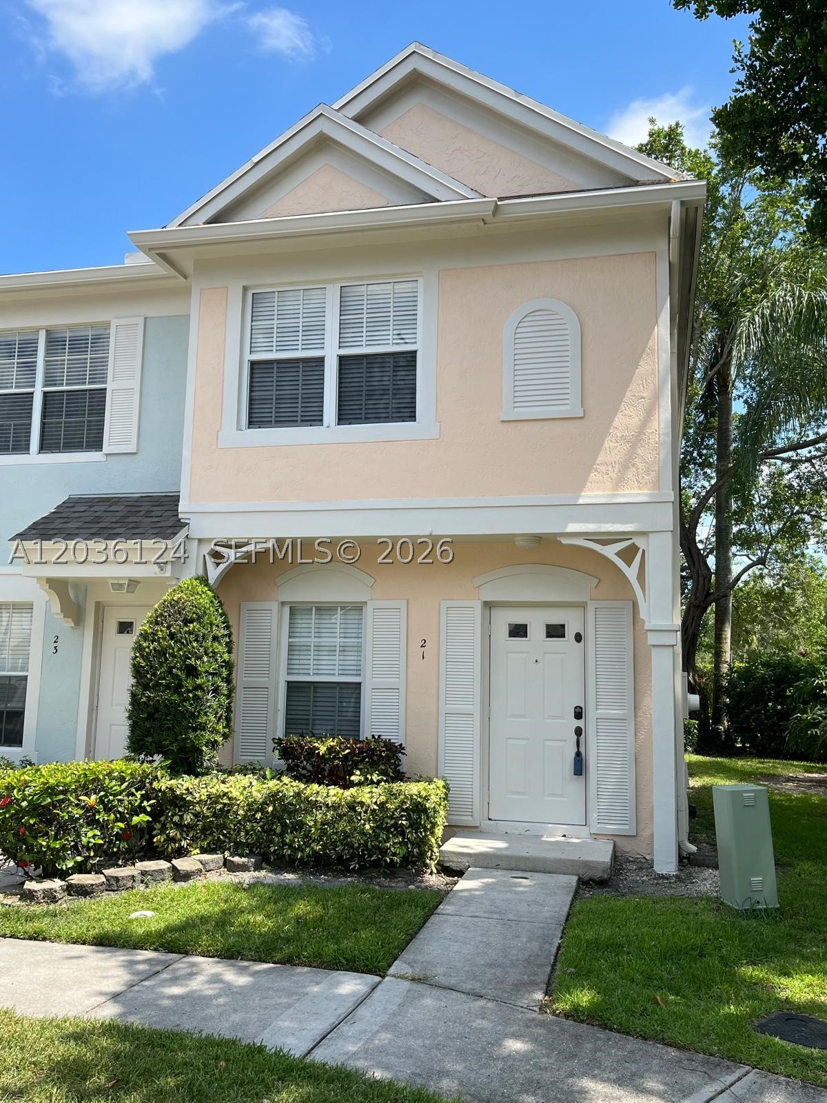 A Beautiful updated townhome in the heart of Weston! This inviting 2- Bedroom, 2.5 Bathroom residence features 
modern kitchen, title and laminate floors and new high impact windows. The first floor offers a convenient half 
bath, while both bedrooms are located upstairs for added privacy. Step out to your screened-in patio and enjoy 
relaxing garden views. Rent also includes access to the Bonaventure Town Center Club, where you can enjoy 
resort-style amenities just minutes away. Don’t miss your chance to live in one of Weston’s most desirable and 
friendly communities—schedule your showing today