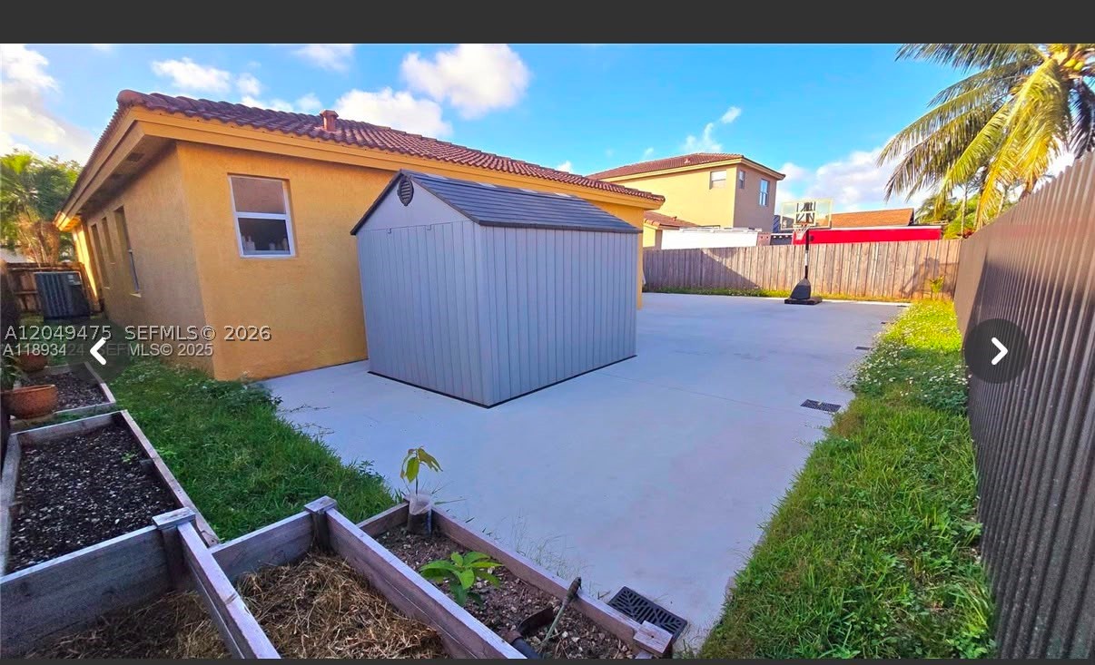 FLORIDIAN BAY ESTATES - Residential