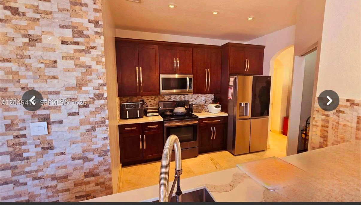 FLORIDIAN BAY ESTATES - Residential