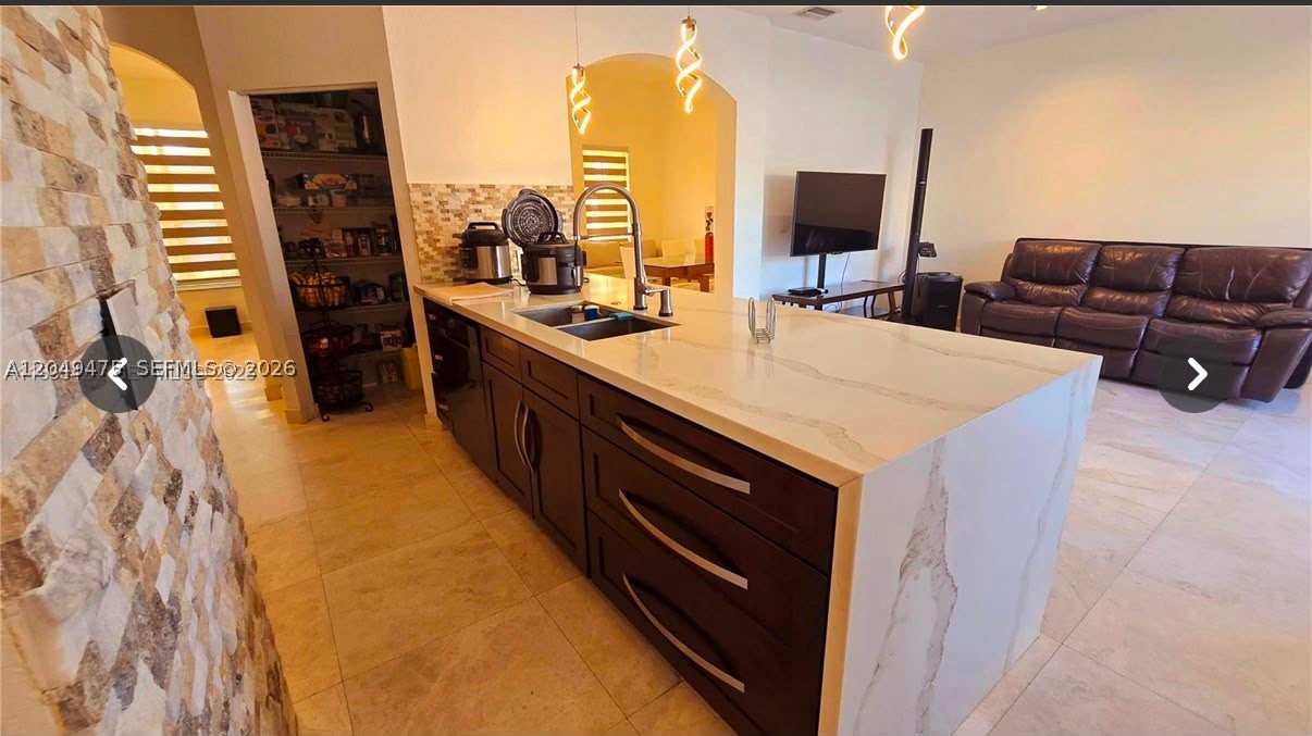 FLORIDIAN BAY ESTATES - Residential