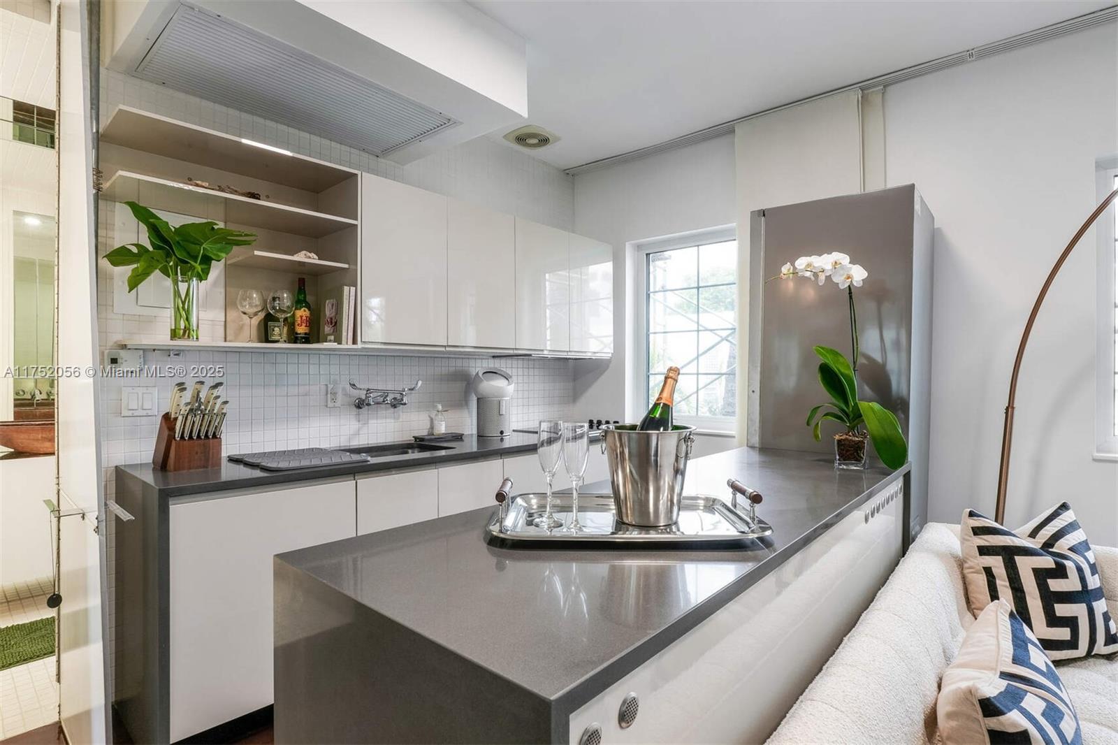 DON-BAR CONDO - Residential